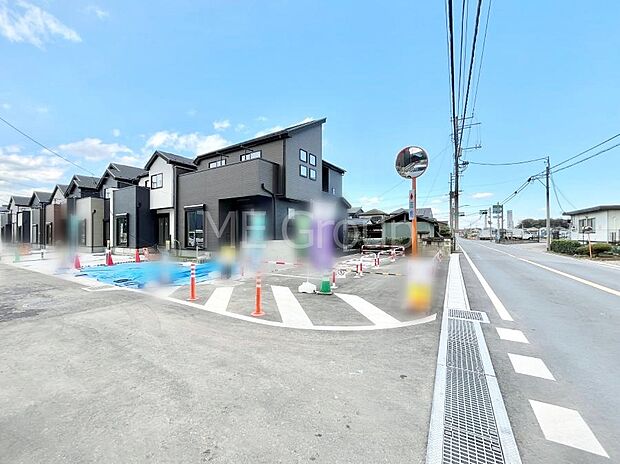 【前面道路含む現地写真】~Exterior~ 前面道路:南東 13.26m 公道、南西 5m 公道 低層の一戸建てを中心とした街並みが整然と続き、周辺は高い建物が建っていないので、緑の多い閑静な趣を感じる環境です。