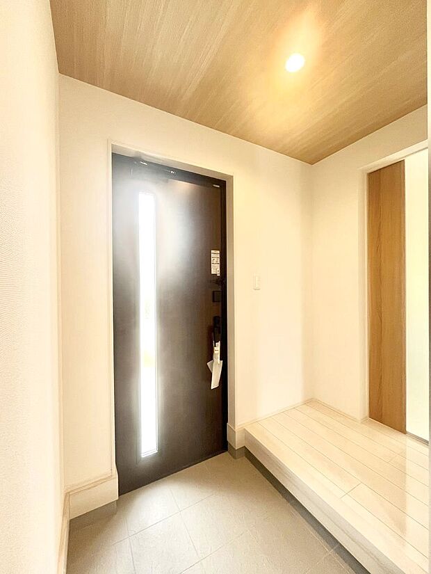 【玄関】明るい玄関はお客様をお出迎えするのにぴったりです!