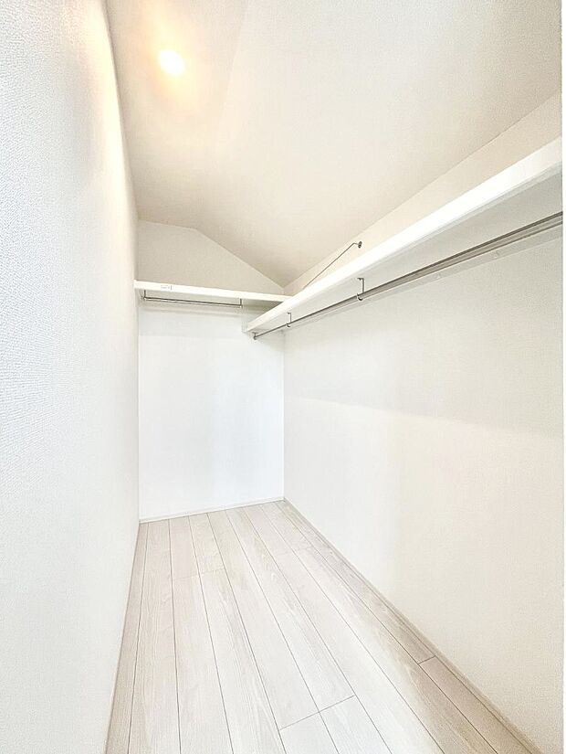 【その他設備(ファミリークローゼット)】家族みんなの共有物を収納するのに便利なファミリークローゼット