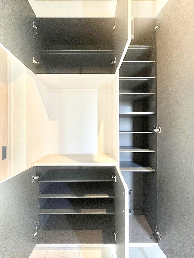 【その他設備(シューズボックス)】たっぷり収納できるシューズボックスで家族全員の靴も、玄関すっきり。