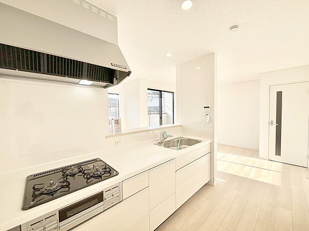 【ダイニングキッチン】~Kitchen~ リビングが見渡せるカウンターキッチン。 料理をしながら家族とコミュニケーションをとれるだけでなく、大きな開放感も得ることができます。 お子様の成長も感じることができますね!