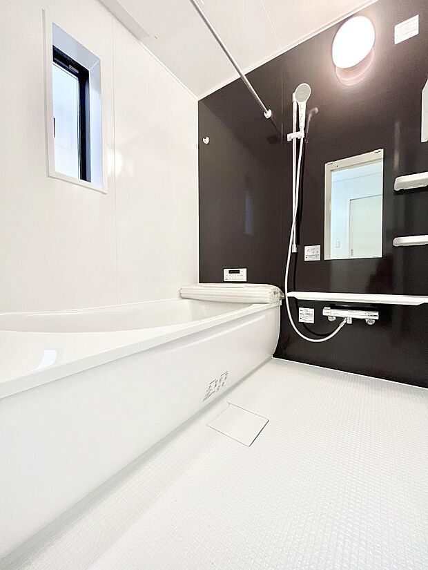 【浴室】~Bath Room~ 落ち着いた雰囲気の浴室で明日に向けてリフレッシュ。浴室乾燥機能も付いているので隣の洗濯機置き場で洗い上がった洗濯物を、雨の日も天気を気にせず乾燥させることも可能です。