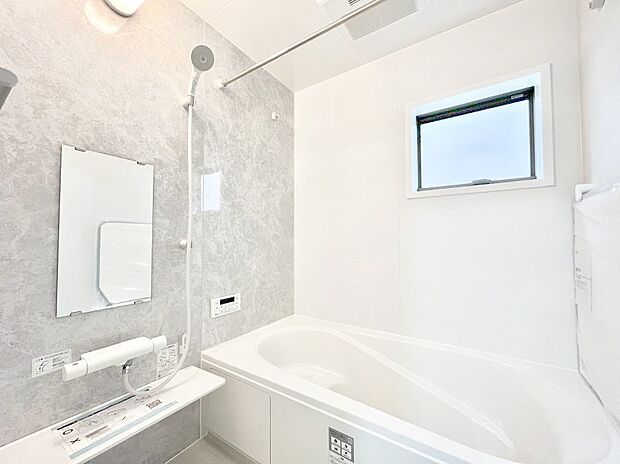 【浴室】～Bath Room～　落ち着いた雰囲気の浴室で明日に向けてリフレッシュ。浴室乾燥機能も付いているので隣の洗濯機置き場で洗い上がった洗濯物を、雨の日も天気を気にせず乾燥させることも可能です。