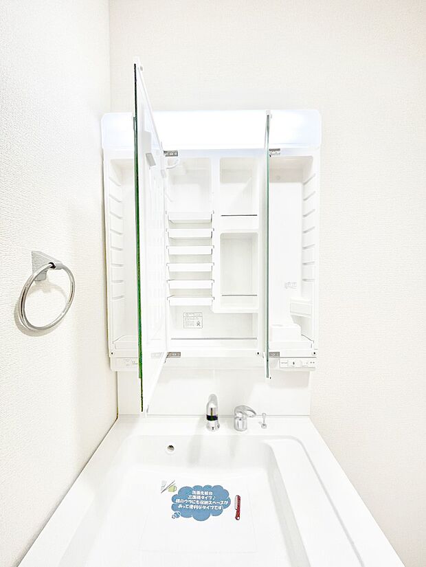 【その他設備(三面鏡裏収納)】三面鏡の裏に、化粧品や衛生用品などを収納可能。洗面台をすっきりと保ちます！