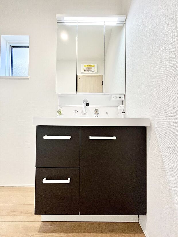 【洗面台・洗面所】～Dressing Room～　十分な大きさの洗面台は収納もさる事ながら、身だしなみチェックや歯磨きなど、朝の慌ただしい時間でもホテルライクなスペースで余裕とゆとりを感じて頂けます。
