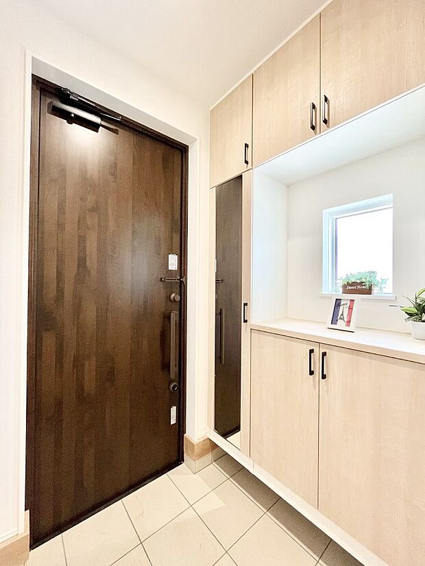 【玄関】～Entrance～　玄関は家の顔といわれますが我が家のセンスをさりげなく感じさせる魅力ある玄関造りも楽しみの一つ。帰宅する度に家族がほっとできる心地よい空間造りも大切ですね♪