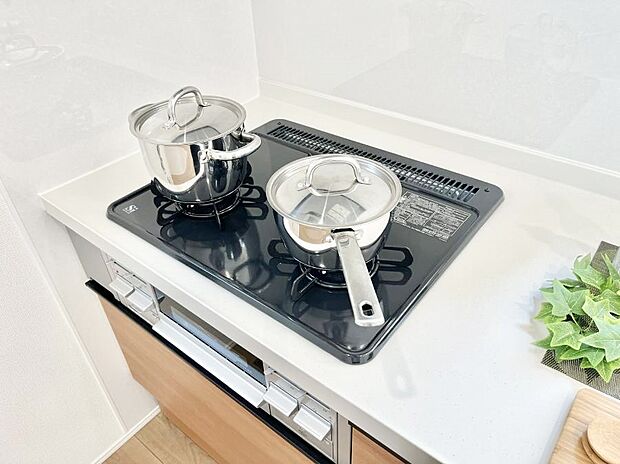 【その他設備(三ツ口コンロ)】三口ガスコンロでお料理が一気にはかどりそう  　