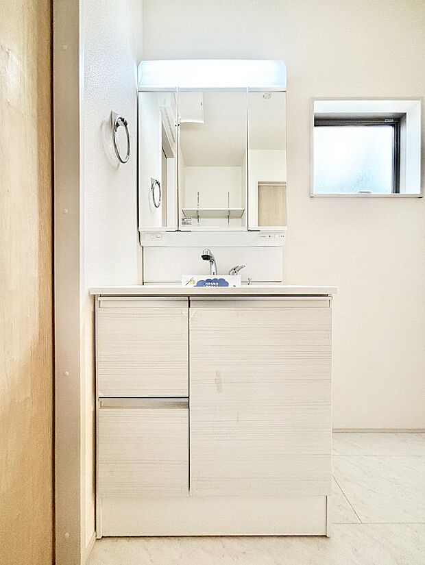 【洗面台・洗面所】～Dressing Room～  清潔感溢れる色合いで統一されていると、スッキリと整った印象をうけます。  鏡の裏にはたっぷりと収納スペースを標準装備！  水廻りは、シンプルかつ機能性を重視して。
