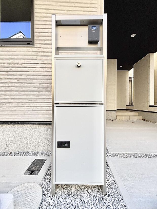 【その他現地】表札・インターホン・ポスト・宅配ＢＯＸをひとつに集約。エントランスになじむシンプルデザイン。　