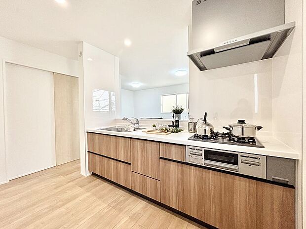 【ダイニングキッチン】～Kitchen～　リビングが見渡せるカウンターキッチン。料理をしながら家族とコミュニケーションをとれるだけでなく、大きな開放感も得ることができます。  お子様の成長も感じることができますね！