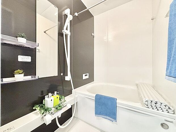 【浴室】～Bath Room～　ゆったりと足を伸ばして入浴することが可能！一日の疲れを癒す貴重なバスタイムです。お子様とご一緒でも十分な広さなので、リビングとは違った家族団欒のひと時をお楽しみいただけます。