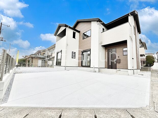 【駐車場】~Parking~ 駐車場2台置けます!(車種による)自転車置き場や物置場として、お子様の遊ぶスペースとして、ゆとりある敷地だからこそ可能な多用途にご利用いただけるスペースです。