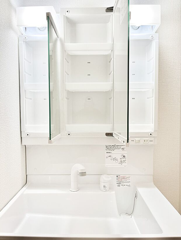 【その他設備(三面鏡裏収納)】三面鏡の裏に、化粧品や衛生用品などを収納可能。洗面台をすっきりと保ちます!