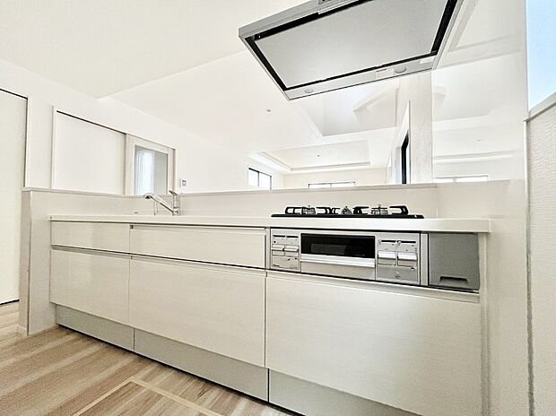 【ダイニングキッチン】～Kitchen～  リビングが見渡せるカウンターキッチン。  料理をしながら家族とコミュニケーションをとれるだけでなく、大きな開放感も得ることができます。  お子様の成長も感じることができますね！