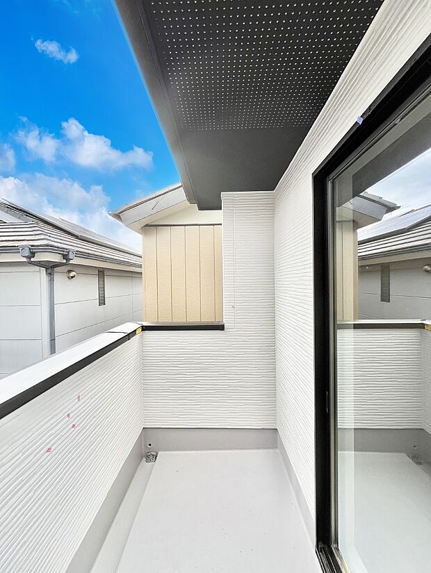 【バルコニー】～Balcony～  バルコニーは温かい陽がさしこみ、お布団や洗濯物を気持ちよく干すことができます。  使いやすく開放的なバルコニーです♪陽ざしがたっぷり降り注ぐ、バルコニー付き住まい。  