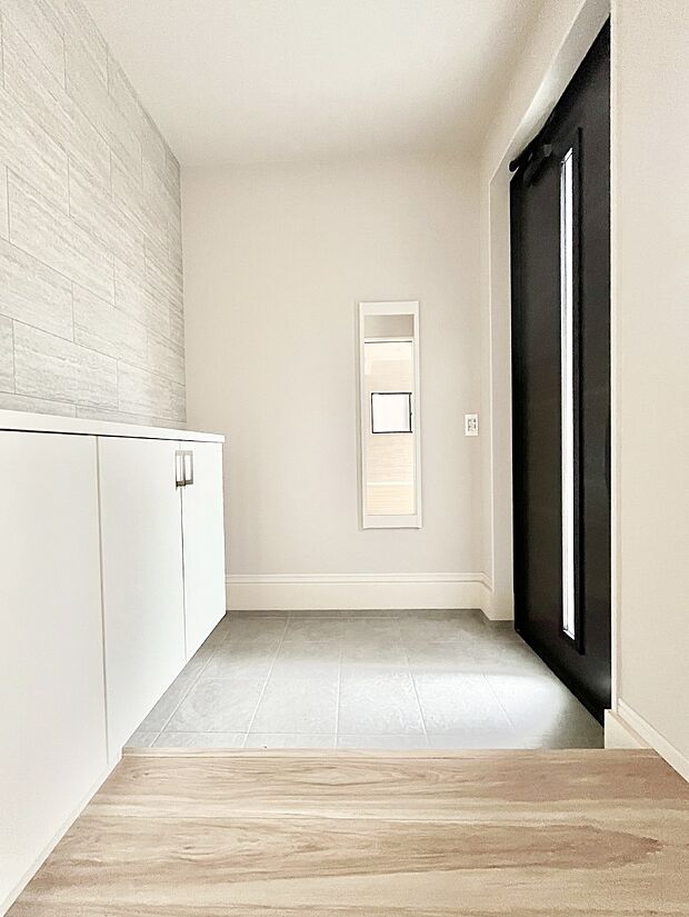 【玄関】～Entrance～　玄関は家の顔といわれますが我が家のセンスをさりげなく感じさせる魅力ある玄関造りも楽しみの一つ。帰宅する度に家族がほっとできる心地よい空間造りも大切ですね♪