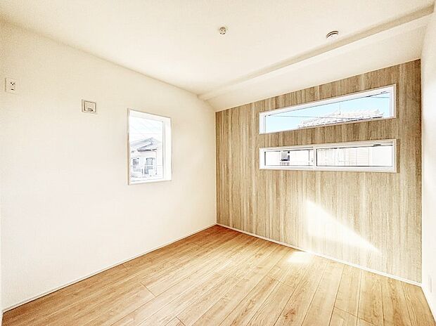 【寝室】◆１号棟◆～Bed Room～　木の温もりがやさしいフローリングは安らぎをもたらすプライベート空間。明るめのフローリングですので、壁紙ともマッチし、お部屋を更に広く見せてくれる効果も。