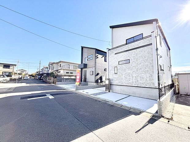 【前面道路含む現地写真】~Exterior~ 前面道路は閑静な住宅地をはしる車通りの少ない道路。駐車の出し入れもらくらくです!ご不明点・現地見学のご希望は、お気軽にお問い合わせください!