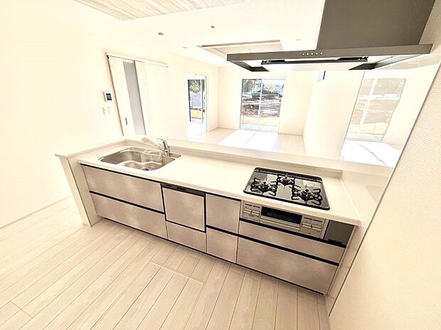 【ダイニングキッチン】◆1号棟◆~Kitchen~ 会話が弾むリビング、料理が愉しくなるキッチン。家は、ただ生活する場ではなく、暮らしを愉しく、快適にする場所。笑顔の毎日、安らぎの日々のために、最新の設備・仕様を採用。