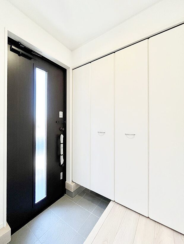 【玄関】◆1号棟◆～Entrance～　家の中でお客様を迎える最初の場所である玄関は、家の印象そのものです！豊富な玄関収納で、常に綺麗に保つことが出来ます♪玄関にはたっぷり収納を完備！