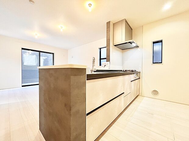 【ダイニングキッチン】◆1号棟◆～Kitchen～　自然光が入る窓のあるキッチン☆毎日使う場所だからこそ、使い勝手を考慮しました。ゆったりとしたキッチンコーナーは質感豊かな仕上がりとなっております。