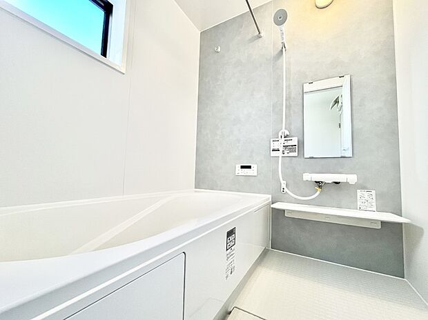 【浴室】◆1号棟◆～Bath Room～　足を伸ばして入浴することが可能！一日の疲れを癒す貴重なバスタイムです。お子様とご一緒でも十分な広さなので、リビングとは違った家族団欒のひと時をお楽しみいただけます。