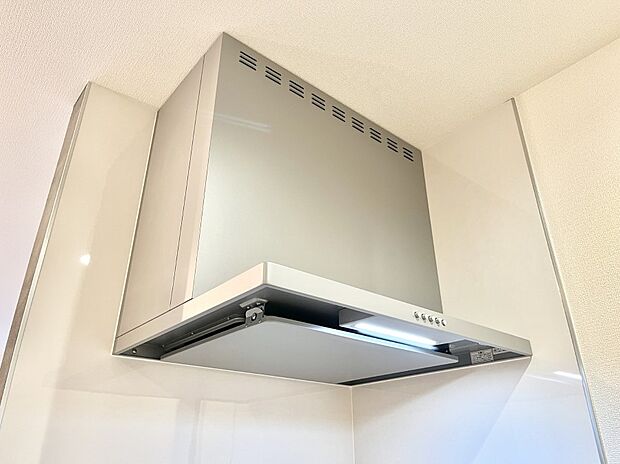【その他設備(レンジフード)】◆1号棟◆基本的なお手入れはフィルターのみ！お手入れのしやすさも魅力です。