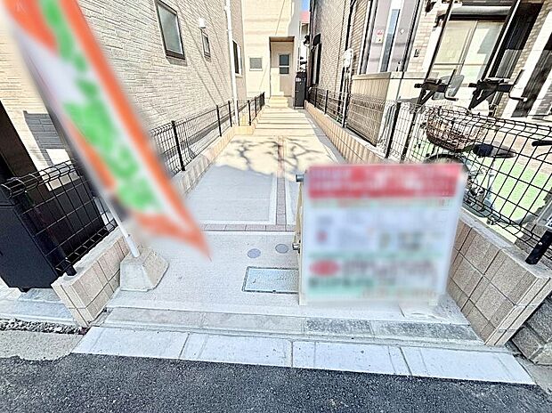 【駐車場】～Parking～  嬉しいコンクリート仕上げのカースペース。雨の日も足元を気にせず外出できます。空いたスペースには、花や緑で彩るガーデニングもオススメです。    