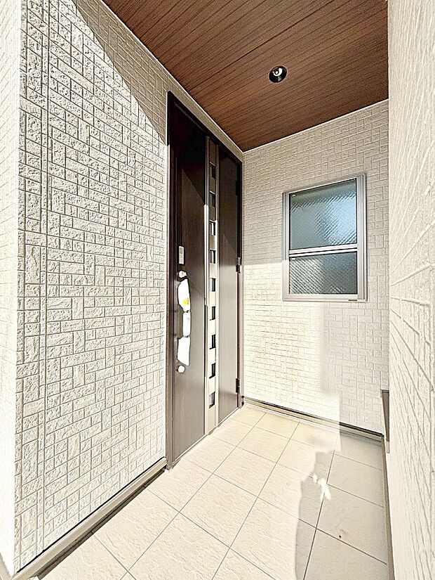 【玄関】～Entrance～　玄関は、お客さんをお迎えする場であり、家族が出入りする場でもあるので「おうちの顔」とも呼ばれる重要な場所！すっきりと明るく、いつでもお客様をお出迎えできるような設計をしました！