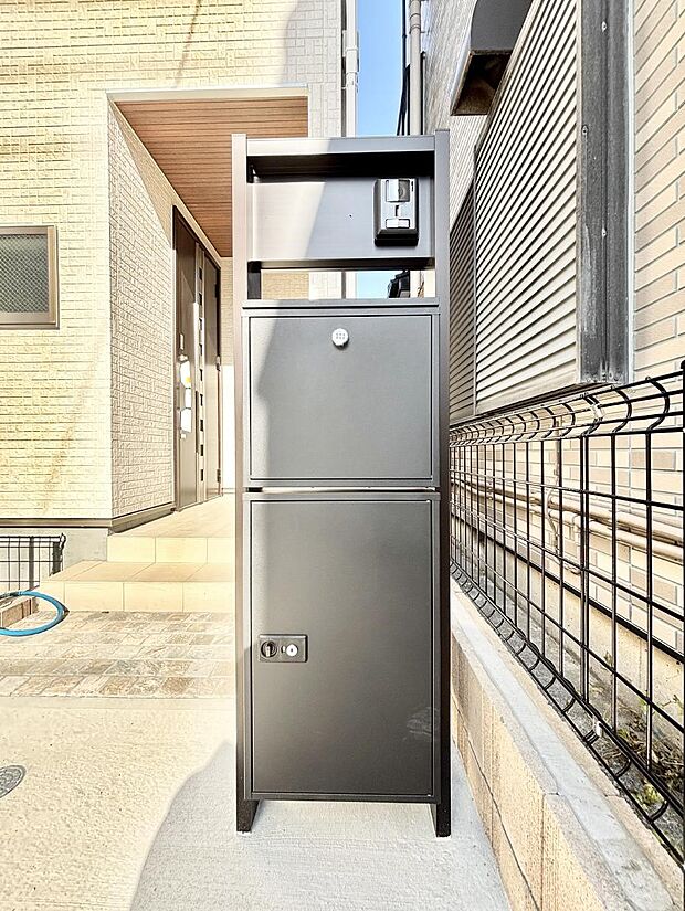 【その他現地】表札・インターホン・ポスト・宅配ＢＯＸをひとつに集約。エントランスになじむシンプルデザイン。