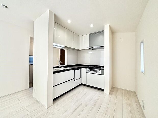 【ダイニングキッチン】～Kitchen～　会話が弾むリビング、料理が愉しくなるキッチン。家は、ただ生活する場ではなく、暮らしを愉しく、快適にする場所。笑顔の毎日、安らぎの日々のために、最新の設備・仕様を採用。