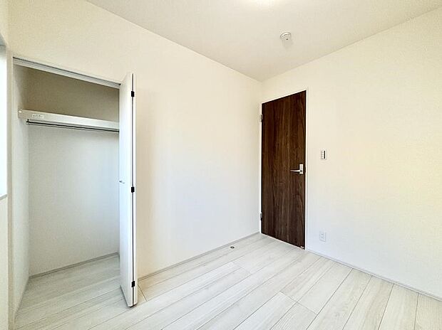 【寝室】～Bed Room～　木の温もりがやさしいフローリングは安らぎをもたらすプライベート空間。明るめのフローリングですので、壁紙ともマッチし、お部屋を更に広く見せてくれる効果も。