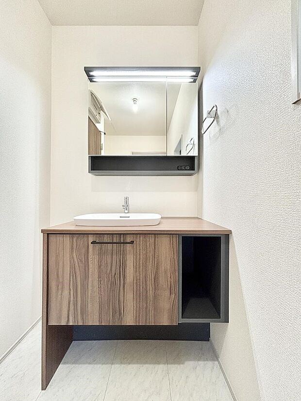【洗面台・洗面所】～Dressing Room～　十分な大きさの洗面台は収納もさる事ながら、身だしなみチェックや歯磨きなど、朝の慌ただしい時間でもホテルライクなスペースで余裕とゆとりを感じて頂けます。