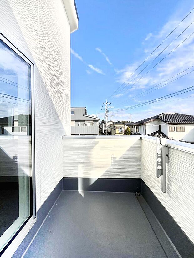 【バルコニー】～Balcony～　南向きのバルコニーの前には雲以外に太陽を遮るものがありません。お洗濯物も乾きやすく、何より明るく気持ちのいい光が入ってきます。使いやすく開放的なバルコニーです♪