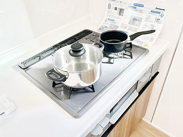 【その他設備(Ｓｉセンサーコンロ)】ガスコンロはＳｉセンサー搭載。火力調節や焦げ付き・消し忘れも防いでくれます。