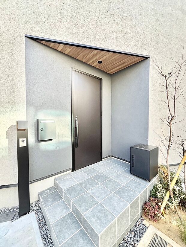 【玄関】住まいの顔を演出する、玄関ドア。 