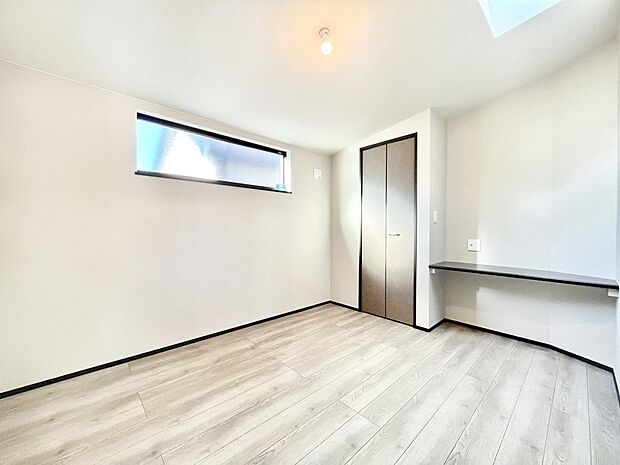 【寝室】～Bed Room～全居室には収納クローゼットを完備！普段使いのお洋服や小物はもちろん、季節物のお洋服などもしっかりと整理整頓おしまい頂けます。  居室空間を広く使用できますね。