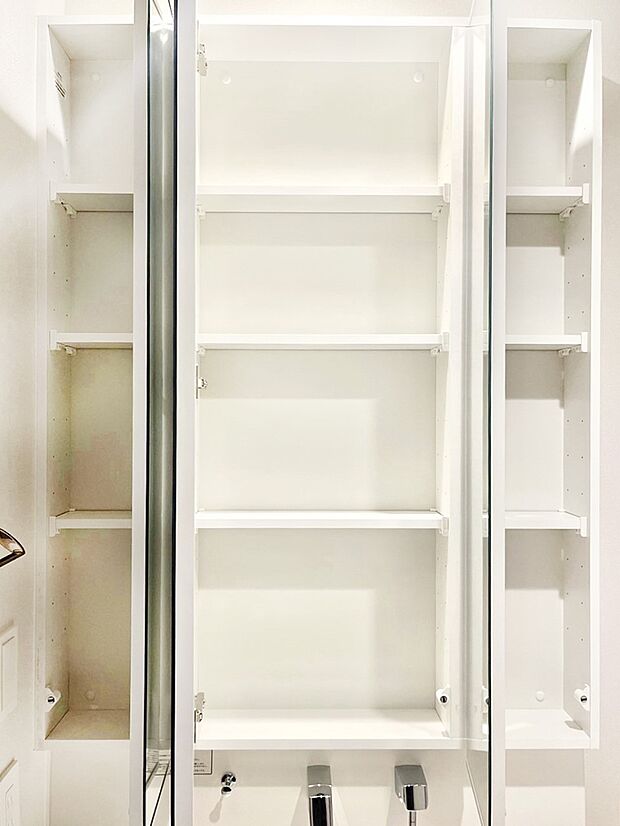 【その他設備(三面鏡裏収納)】三面鏡の裏に、化粧品や衛生用品などを収納可能。洗面台をすっきりと保ちます！