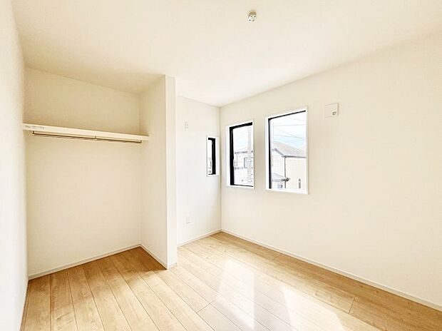 【寝室】～Bed Room～  全居室には収納クローゼットを完備！普段使いのお洋服や小物はもちろん、季節物のお洋服などもしっかりと整理整頓おしまい頂けます。  居室空間を広く使用できますね。