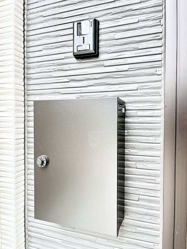 【その他現地】シンプルデザインのポスト。