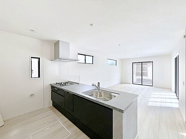 【ダイニングキッチン】～Kitchen～  リビングが見渡せるカウンターキッチン。  料理をしながら家族とコミュニケーションをとれるだけでなく、大きな開放感も得ることができます。  お子様の成長も感じることができますね！