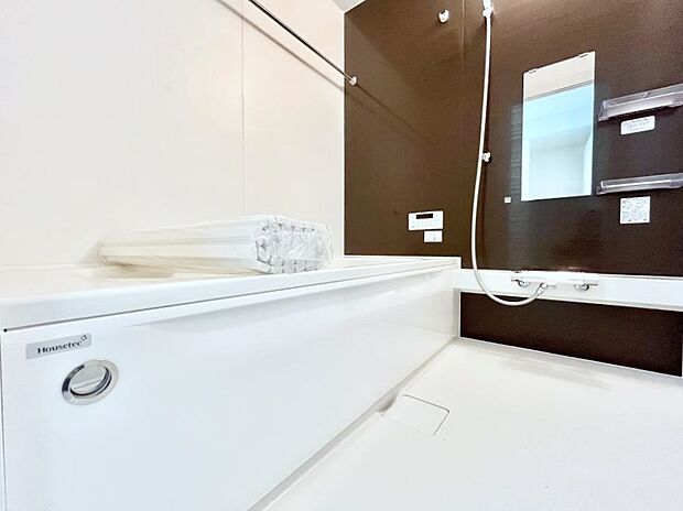 【浴室】～Bath Room～　ゆったりと足を伸ばして入浴することが可能！一日の疲れを癒す貴重なバスタイムです。お子様とご一緒でも十分な広さなので、リビングとは違った家族団欒のひと時をお楽しみいただけます。