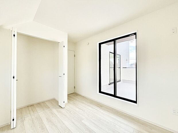 【寝室】～Bed Room～　部屋数が多いのが戸建てのメリットです。ご家族が増えたことで手狭に感じていた住まいも戸建てでは各居室プライバシーを保つことができます。住まいにゆとりが生まれ心もリラックスできます♪