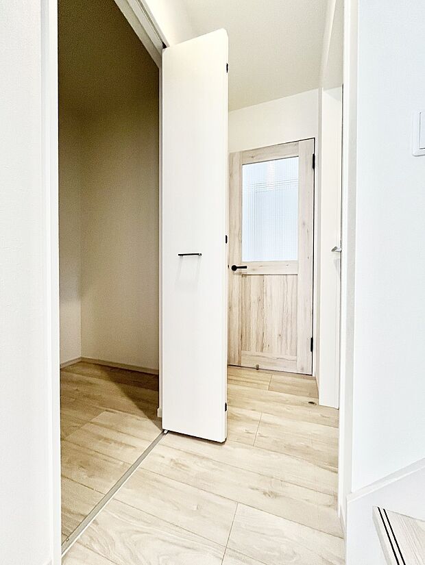 【その他設備(収納)】リビングのウォークインクローゼット