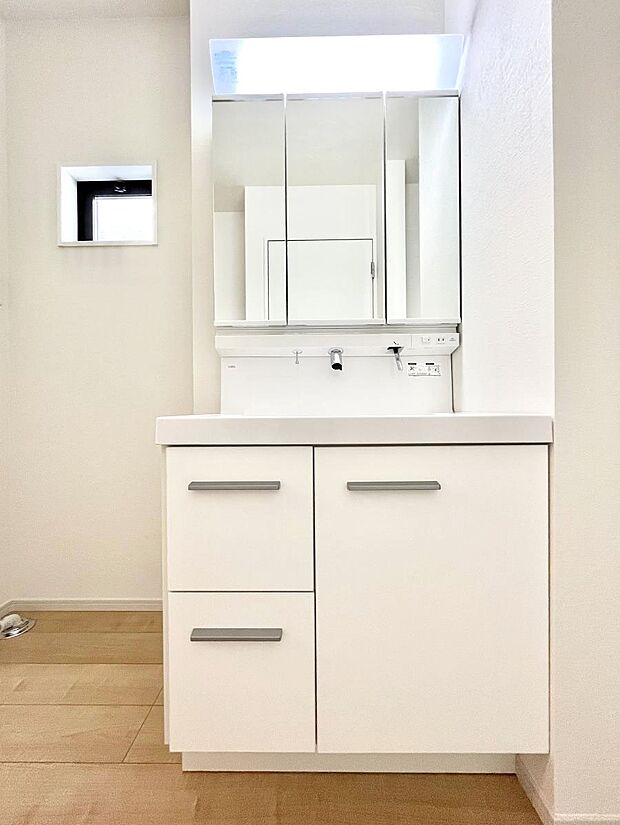 【洗面台・洗面所】大きく見やすい三面鏡で清潔感ある洗面台は、身だしなみチェックや肌のお手入れにおすすめです。 