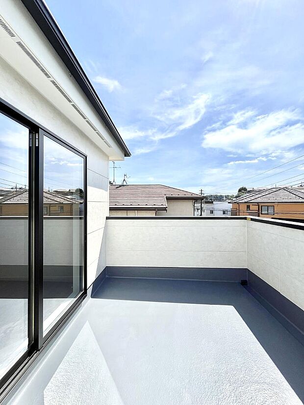 【バルコニー】南向きのバルコニー！ご家族の洗濯物はもちろん、お布団もたっぷり干せます！