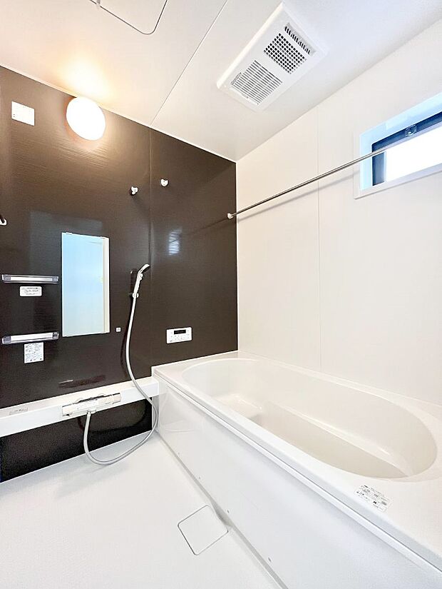 【浴室】～Bath Room～　落ち着いた雰囲気の浴室で明日に向けてリフレッシュ。浴室乾燥機能も付いているので隣の洗濯機置き場で洗い上がった洗濯物を、雨の日も天気を気にせず乾燥させることも可能です。