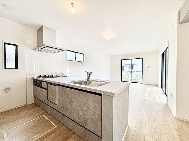 【ダイニングキッチン】～Kitchen～  リビングが見渡せるカウンターキッチン。  料理をしながら家族とコミュニケーションをとれるだけでなく、大きな開放感も得ることができます。  お子様の成長も感じることができますね！