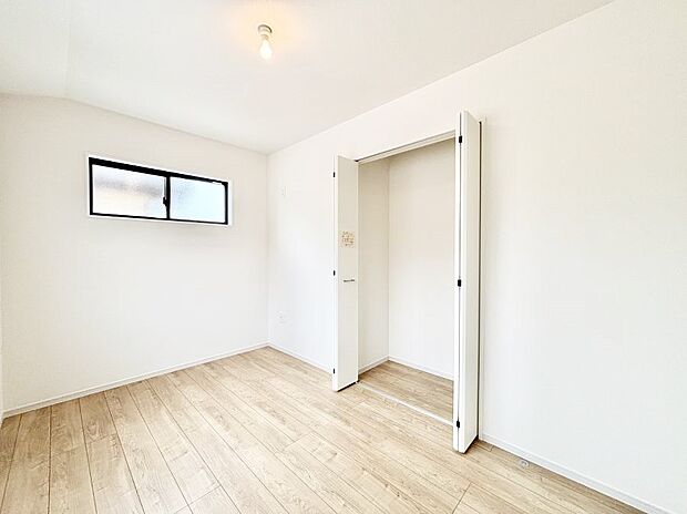 【寝室】～Bed Room～  居室には収納クローゼットを完備！普段使いのお洋服や小物はもちろん、季節物のお洋服などもしっかりと整理整頓おしまい頂けます。  居室空間を広く使用できますね。