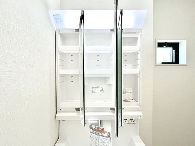 【その他設備(三面鏡裏収納)】三面鏡の裏に、化粧品や衛生用品などを収納可能。洗面台をすっきりと保ちます！